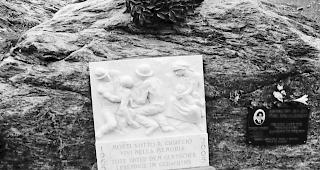 Nicht vergessen. Diese Gedenktafel am Staudamm des Mattmarks erinnert an die Trag&ouml;die, die sich vor 50 Jahren ereignet hat. 