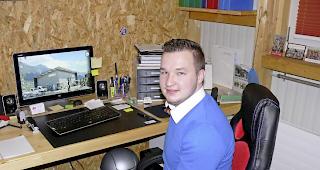 Mario Dadic an seinem Arbeitsplatz in Raron. Trotz permanenten Kopfschmerzen kann der Jungunternehmer wieder lachen. 