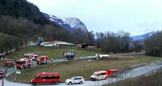 Mehrere Feuerwehrautos sowie Vertreter von Lonza Chemie sind im Einsatz.