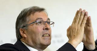 Jean-Michel Cina reagiert mit Unverst&auml;ndnis