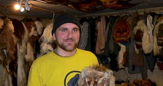 Bruno Ritler in seiner Werkstatt mit seiner Lieblingsmaske. 