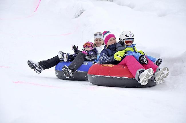 Die Icetubing-Bahn erfreut Alt und Jung.