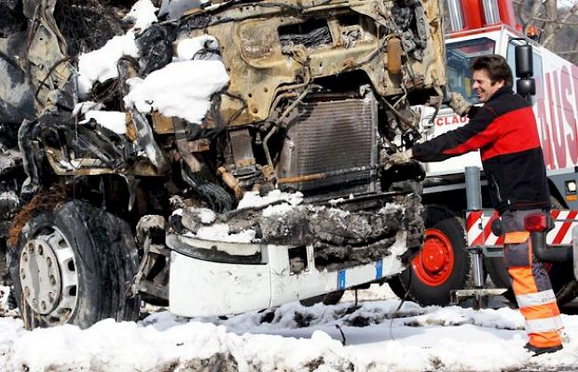 Abtransport des Unfallwagens zur Entsorgung. 