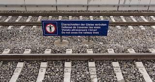 Der Mann wurde beim &Uuml;berqueren der Gleise von einem Zug erfasst. (Symbolbild)