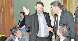 SVP-Strategen: Die SVPO-Grossr&auml;te Patrick Hildbrand (links), Franz Ruppen (Mitte), Michael Graber (rechts) und Staatsrat Oskar Freysinger in angeregter Diskussion im Walliser Parlament. 