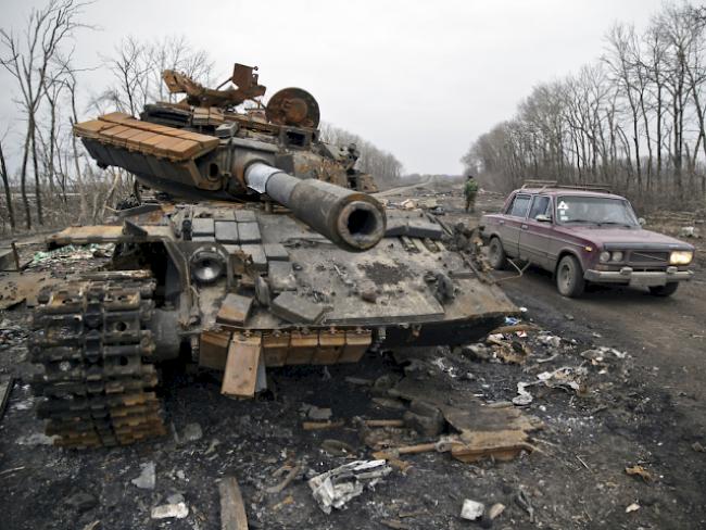 Ein zerstörter Panzer der ukrainischen Armee nahe Debalzewe