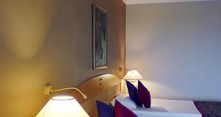 Auf und davon. Zechpreller verlassen fluchtartig das Hotelzimmer.