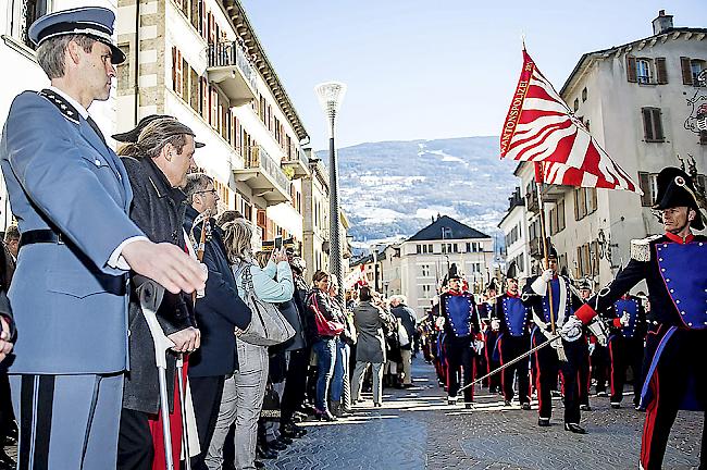 Die Parade längs der «Grand-Pont».