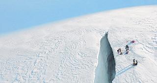 Gewaltige Natur. Bergretter an der Ungl&uuml;cksstelle bei der Gletscherspalte auf dem Jungfraufirn. 
