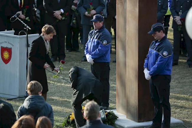 Bundespräsidentin Simonetta Sommaruga legt eine Rose vor der neue Denkmal.