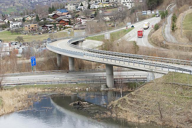 Unfallstelle. In der langgezogenen Rechtskurve durchbrach der Laster das Gelände und schlug nach einem 80-Meter-Flug im Biotop auf und explodierte.