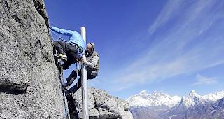 Patrick Kalbermatten (rechts) bei der Antennen-Installation in Nepal.