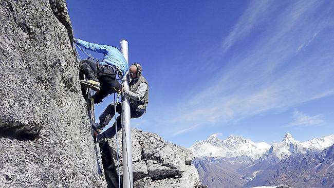 Patrick Kalbermatten (rechts) bei der Antennen-Installation in Nepal.