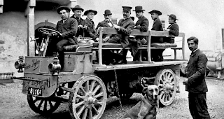 Im Jahr 1905 erreicht ein erster Lastkraftwagen der Marke Dufour das Hospiz des grossen St. Bernhard. Zur offiziellen Einweihung steigen Pers&ouml;nlichkeiten auf die harte Ladebr&uuml;cke.