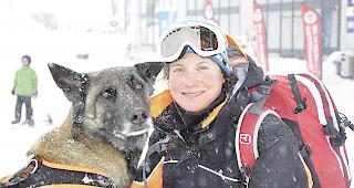 Sarah M&uuml;ri und die Belgische Sch&auml;ferh&uuml;ndin &laquo;Kiowa&raquo; &ndash; ein eingespieltes Team.