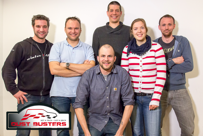 Dust-Busters. Micha Klucken, Jürg Michel, Andreas Schär, Andreas Schmid, Christina von Rütte und
Matthias Eggel (von links) fahren in drei Volvo-Kombis nach Jordanien.