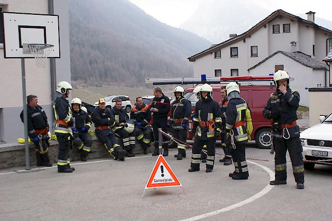 Die Feuerwehr Simplon Süd auf dem Sammelplatz vor dem Einsatz.