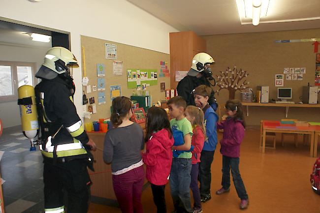 Die Kinder werden von der Feuerwehr aus dem Schulzimmer gerettet.