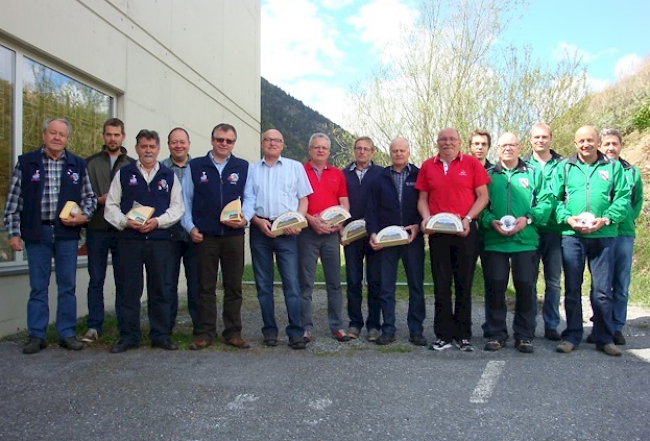 Siegerfoto Feld D: SSZ Chalchofen Holzji vor RSV Saas-Alpina  (l.) und Staldenried D1 (r.)