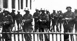 Walliser Truppen im Einsatz: Bei einem Einsatz gegen unbewaffnete Demonstranten in Genf kommen 13 Menschen ums Leben.