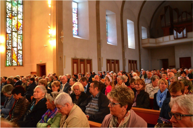 Martinskirche bei dem Auftritt vom Chor Walchwil mit Peter Werlen