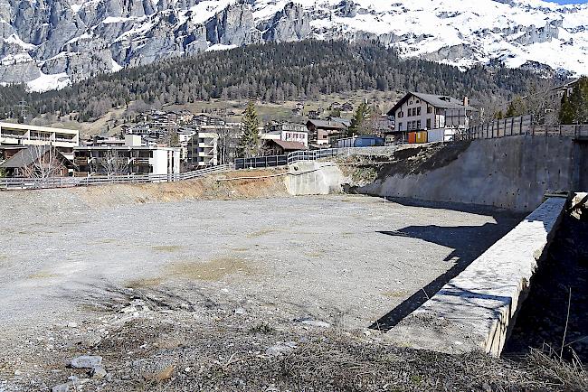 Verwaist: Auf der «51degrees»-Baustelle in Leukerbad wird nicht mehr gearbeitet. Die Baufirma wartet auf einen Teil des Geldes, der Bauherr schweigt und die Gemeinde reagiert gereizt.