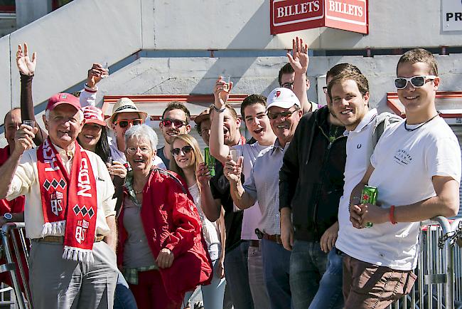 FC Sitten-Fans am Freitagnachmittag vor dem Tourbillon in Sitten. 