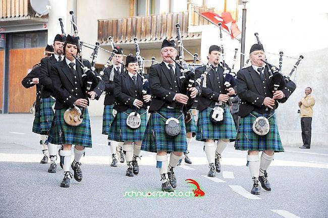 Die Oberwalliser Pipe Band Young Rhone ist an der Basler Tattoo Jubiläumsparade dabei.