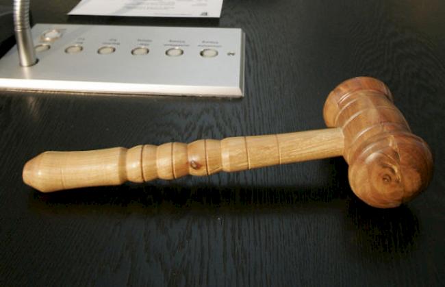 Ein Hammer in einem Gerichtssaal (Symbolbild)