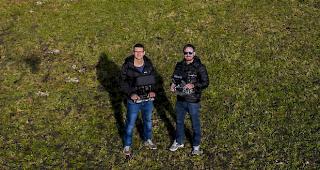 Dronie: Ramon Gashi und Lukas Sprung von To-Fly Drones aus der Vogelperspektive.