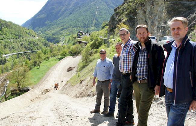 Die Projektbeteiligten der Schutzbaute am Mittwoch beim neuen Damm (von links): Reinhold Bumann, Rainer Überle, Egon Furrer, Martin Heynen und Norbert Carlen.