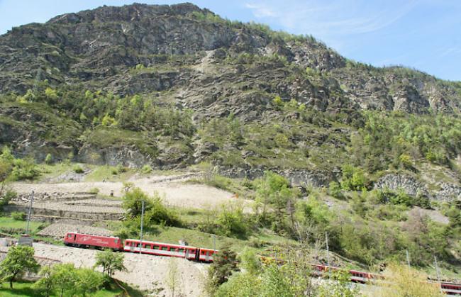 Herabstürzende Felsbrocken sollen zukünftig vom Damm oberhalb des MGBahn-Trassees abgefangen werden.