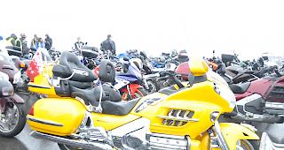 Stolz pr&auml;sentieren die Biker ihre pr&auml;chtigen Maschinen.