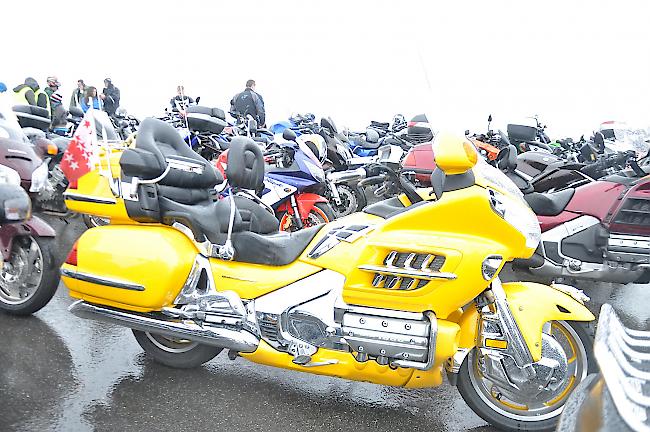 Stolz präsentieren die Biker ihre prächtigen Maschinen.