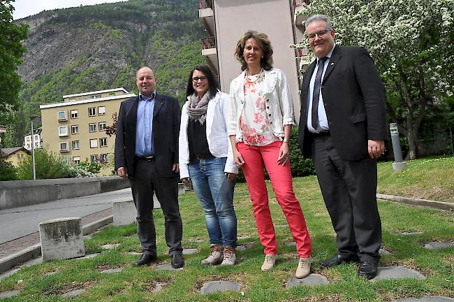 Vorfreude. V.l.: Konrad Martig (Gemeindepräsident Gampel-Bratsch), Silvia Schmidt (OK-Präsidentin Ehrengast Gampel-Bratsch), Bea Zenhäusern (Geschäftsführerin vispexpo) und Elmar Furrer (Präsident Genossenschaft Regionale Mehrzweckhalle Litterna)