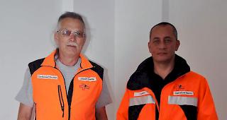 Salvatore Maiano (rechts) mit einem Suchhundef&uuml;hrer von REDOG Wallis.