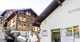 Im Oberwallis aufgrund des Konkurrenzartikels verhindert: Der K&auml;serei-Neubau in Grengiols mit Max Gurten, der gerade seine Milch 
abgeliefert hat. F&uuml;r den K&auml;serei-Neubau in Grengiols w&uuml;rde dieser Stall weichen.