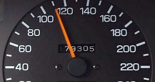 Der Junglenker fuhr innerorts doppelt so schnell wie erlaubt. (Archiv)