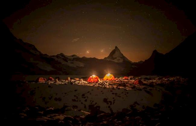 David Bumann: Das beleuchtete Base Camp.