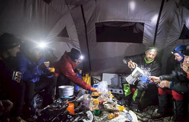 David Bumann mit dem Gletscher-Team beim Frühstucksbuffet