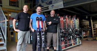 Der neue 1815-Ski im Zentrum. Alexander Buchner, Felix Schmidhalter und Dominic Blatter von RTC.