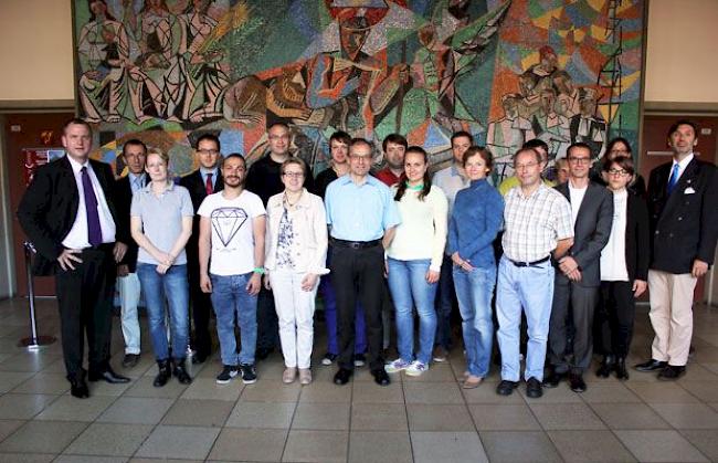 Die erste Präsenzveranstaltung des Master of Law: Studierende treffen sich mit Rektor Prof. Dr. Marc Bors, Dekan Prof. Dr. Marcel Alexander Niggli und Studiengangskoordinatorin Marion Hug.