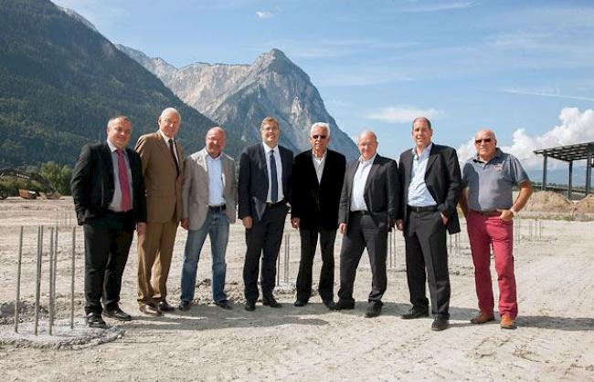 Sie stellten sich zum Fototermin auf der Baustelle (von links): Serge Ballestraz (Dienststelle für Wirtschaftsentwicklung VS), Peter Brabeck-Letmathe und Konstantin Sidorov (VR-Mitglieder Kasperskian AG), Jean-Michel Cina (Staatsratspräsident), Stefan Eggo (Burgermeister Burgerschaft Leuk), Thomas Siegenthaler (VR-Präsident Kasperskian AG), Renato Stefani (CEO und VR Mitglied Kasperskian AG), André Werlen (Gemeinderat Gemeinde Leuk).