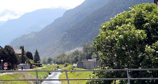 Der Grossgrundkanal bei Raron/Turtig. Nun steht fest, dass der Kanton ein umstrittenes Dokument zur Quecksilber-Verschmutzung freigeben muss. 