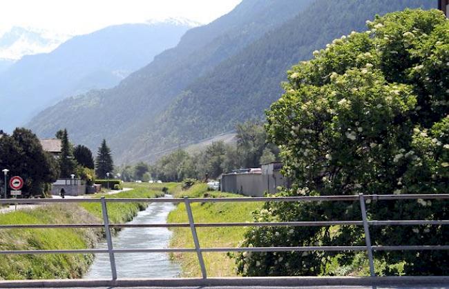 Der Grossgrundkanal bei Raron/Turtig. Nun steht fest, dass der Kanton ein umstrittenes Dokument zur Quecksilber-Verschmutzung freigeben muss. 