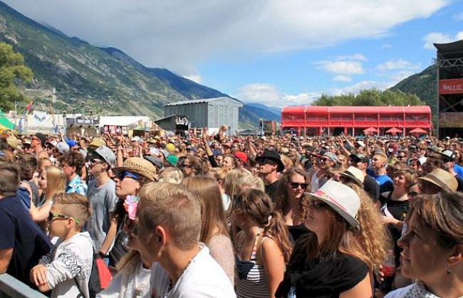 Bereits zum ersten Konzert am Freitagnachmittag auf der Hauptbühne haben sich zahlreiche Besucher versammelt.