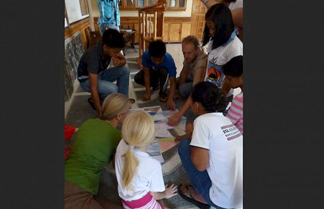 «Das waren die Vorbereitungen für die Sundayschool. Die High-School students haben uns um Unterstützung gebeten. Vorne links sitzt Nicola, rechts neben ihr, ihre Tochter Tabea und hinten rechts Christian.»