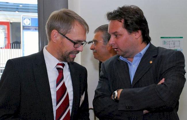 Crossrail-CEO Jeroen Le Jeune (links) im Gespräch mit dem Briger Stadtrat Patrick Amoos anlässlich der Präsentation der neuen Crossrail-Büros am Bahnhof Brig am Donnerstag.