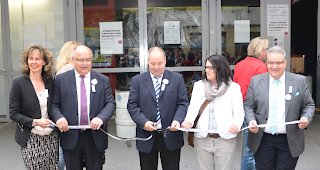 Die Verantwortlichen der vifra er&ouml;ffnen mit einem symboltr&auml;chtigen Banddurchschnitt die 36. Visper Fr&uuml;hjahrsausstellung.