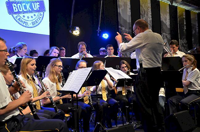 Unter der Leitung von Alex Rüedi gab die Musikgesellschaft Lonza aus Gampel den vifra-Besuchern ein Nachmittagsständchen.